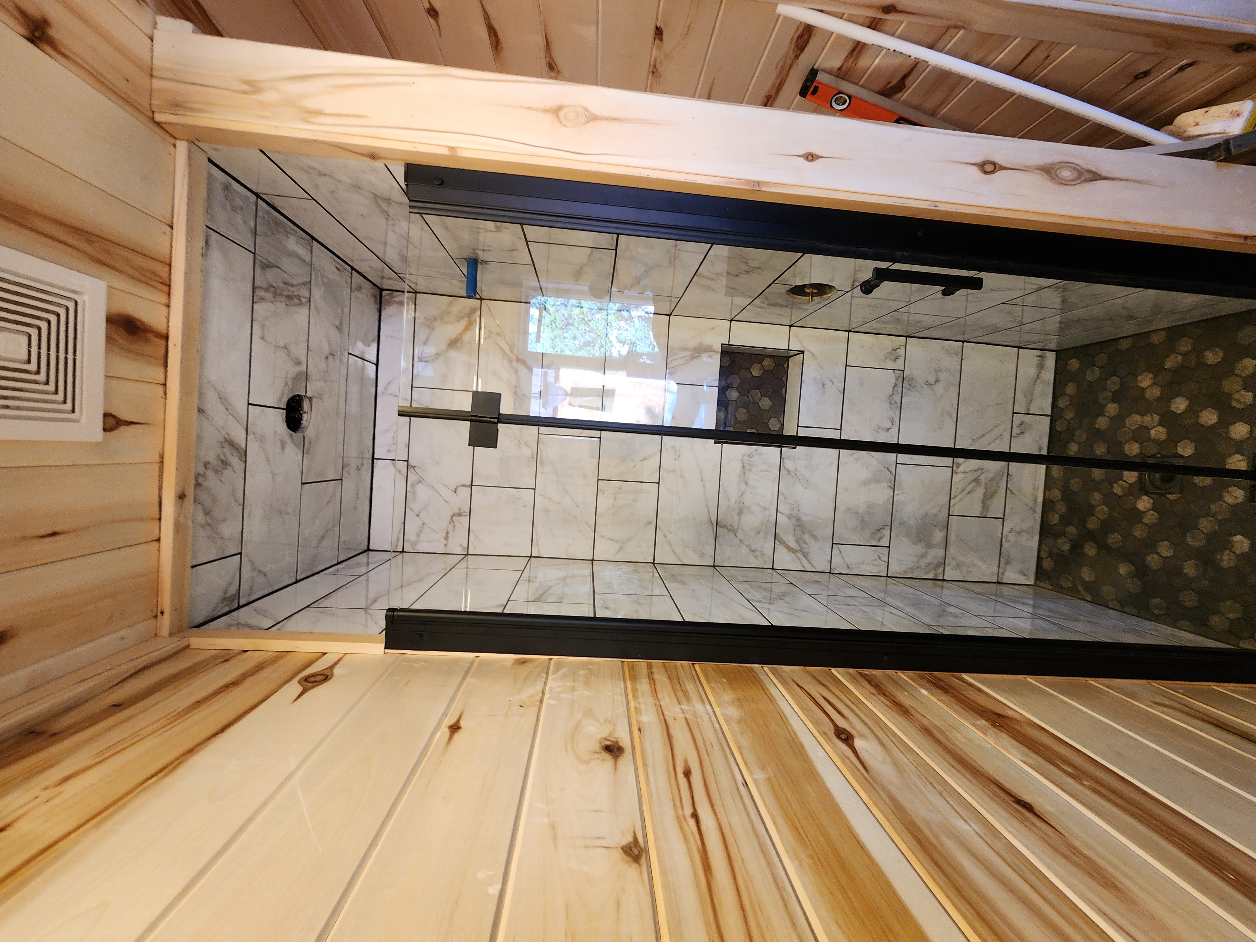 Peach Cabin bathroom shower - clean and cozy lodging in Monticello UT